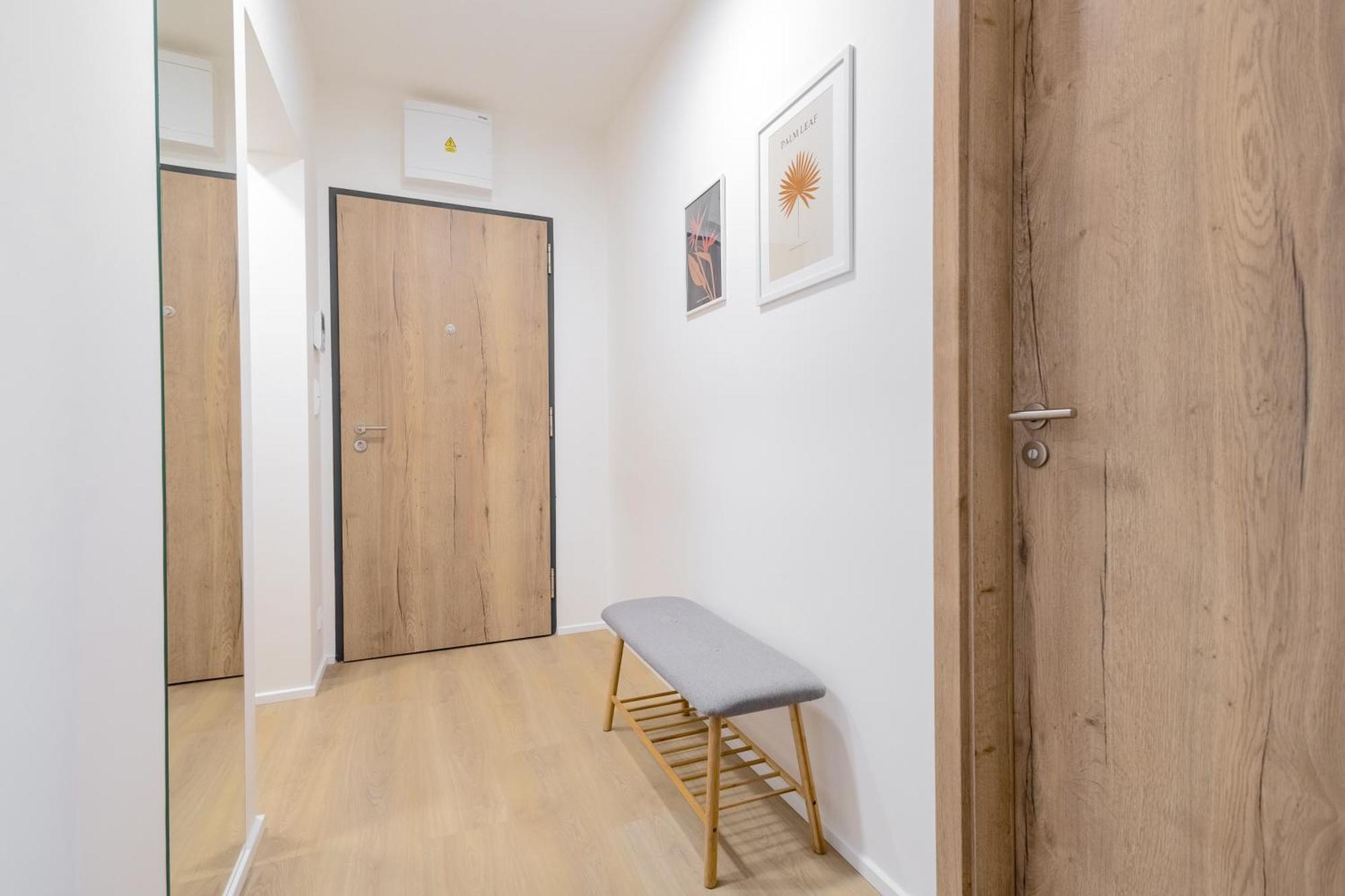 Bright 2br - 8th Floor, Balcony, Free Parking - By Gravity Lejlighed *