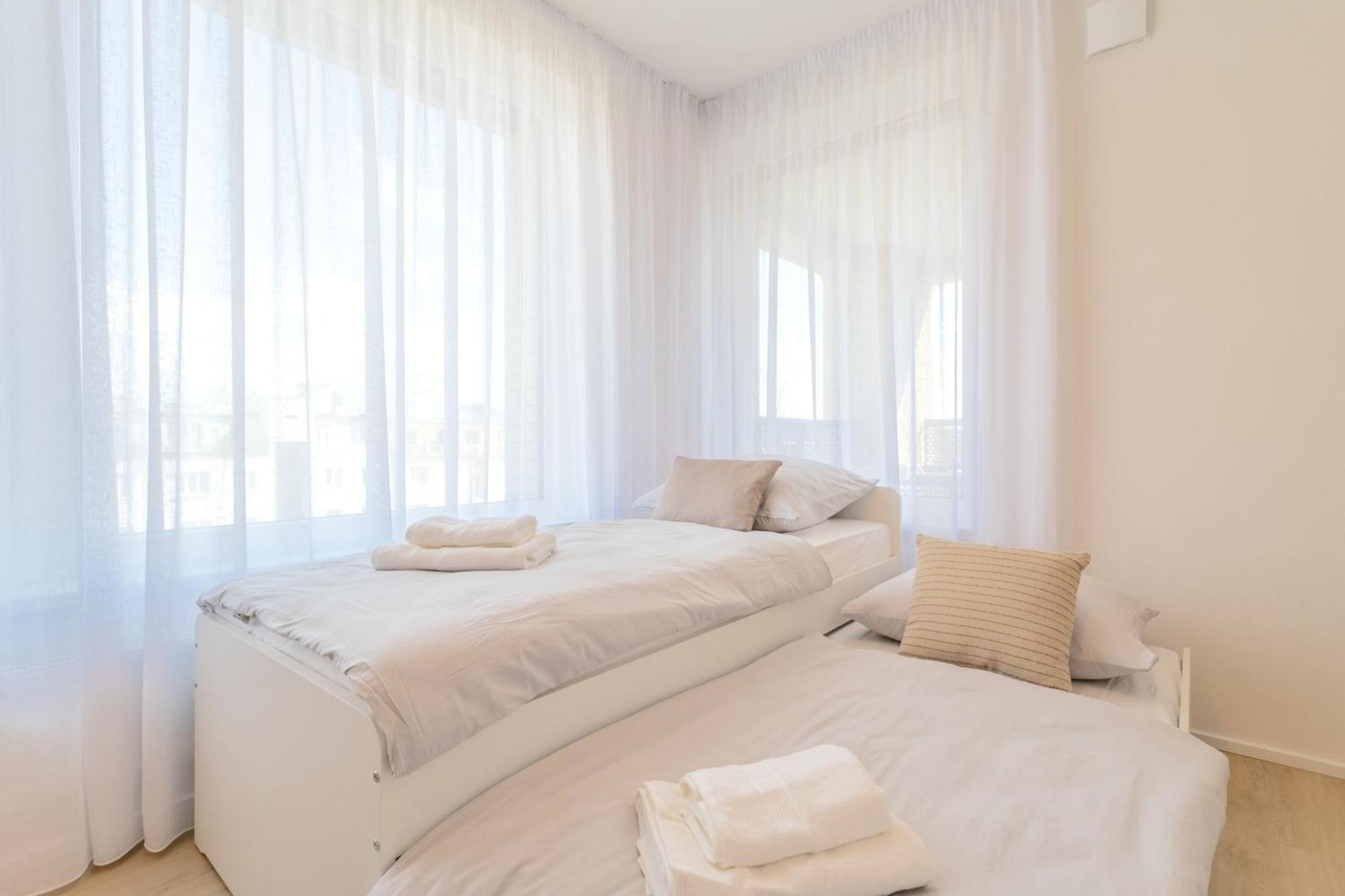 Bright 2br - 8th Floor, Balcony, Free Parking - By Gravity Lejlighed *