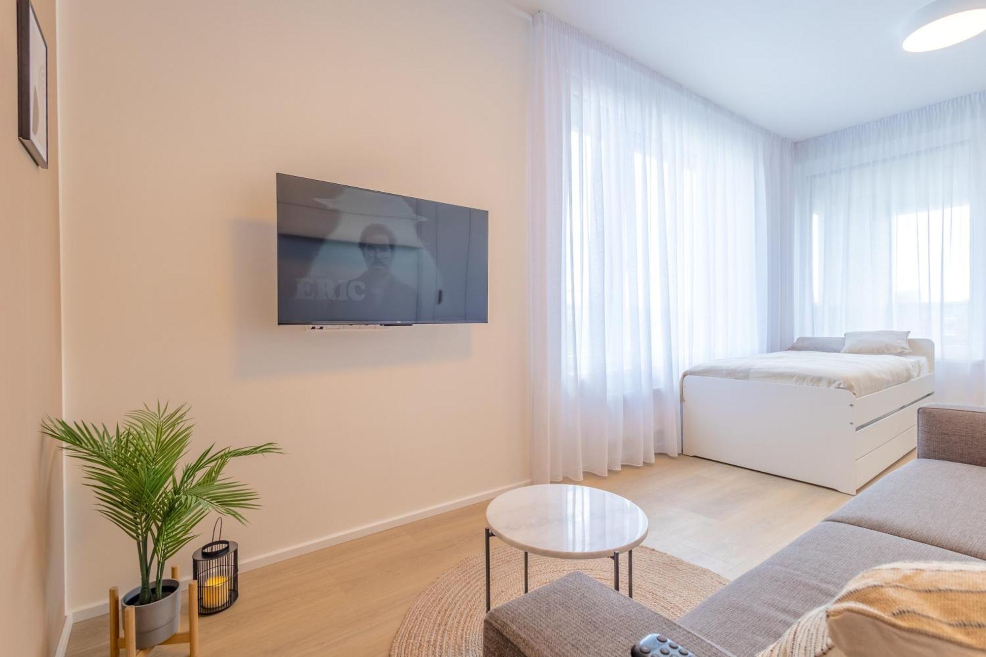 Lejlighed Bright 2br - 8th Floor, Balcony, Free Parking - By Gravity Prag