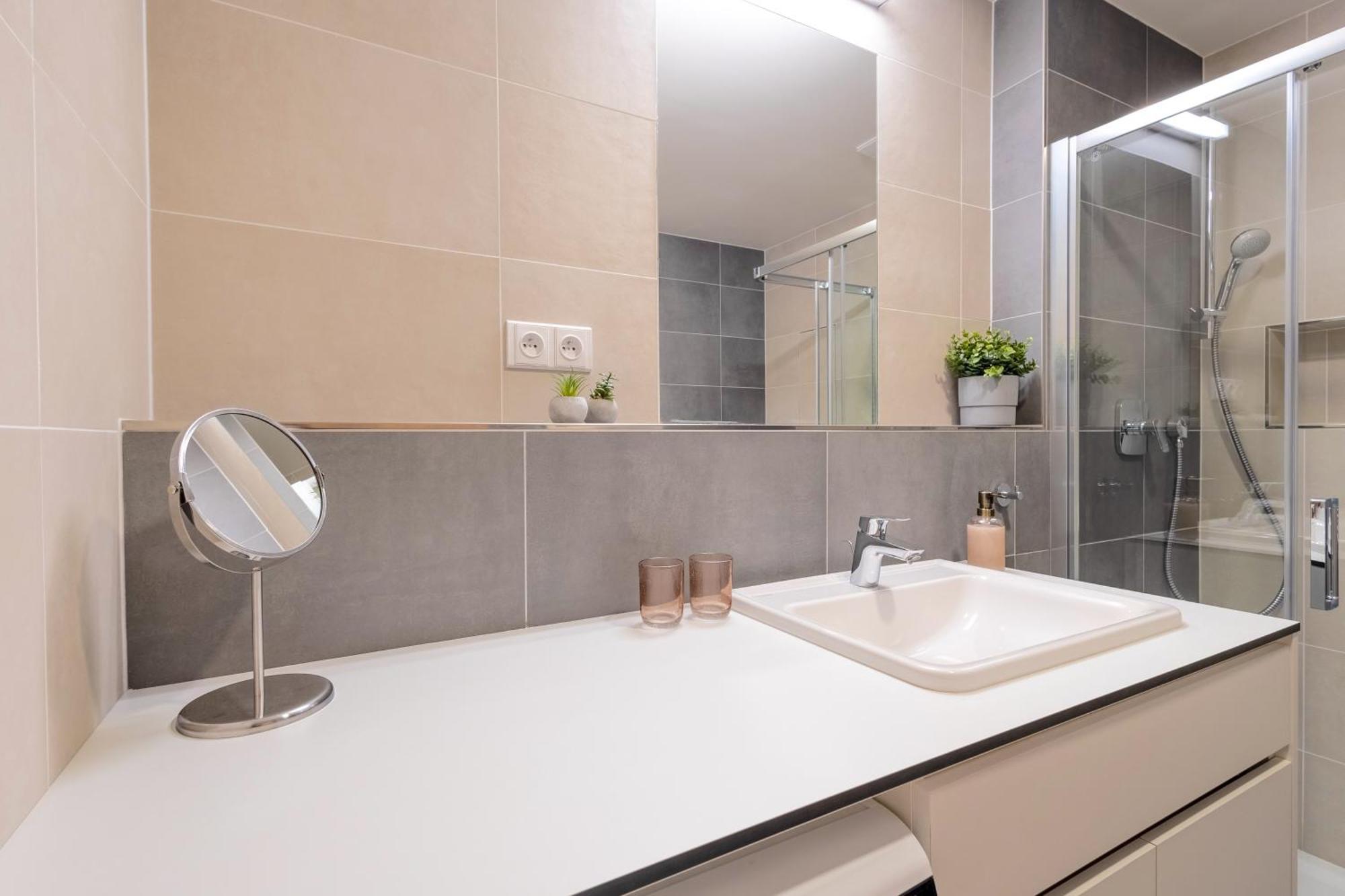 Lejlighed Bright 2br - 8th Floor, Balcony, Free Parking - By Gravity Prag